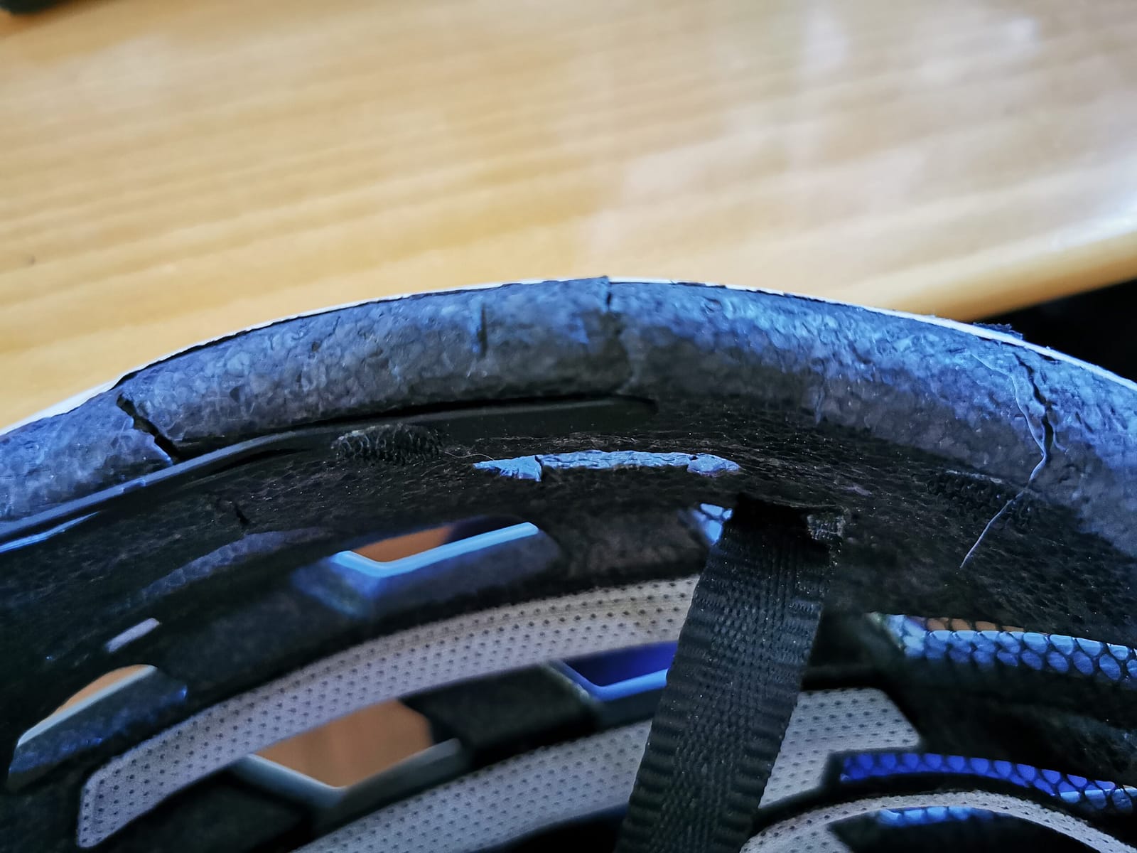 <img src="image.png" alt=""> Der gebrochene Helm von oben